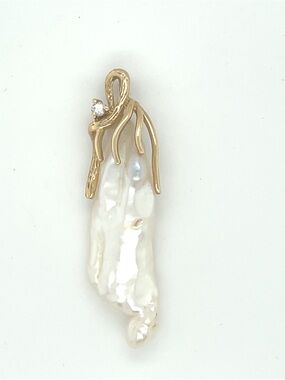 Baroque Pearl 14kt gold and diamond pendant